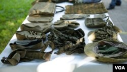 រូប​ឯកសារ៖ គ្រឿង​វាយនភណ្ឌ​ដែល​សេសសល់​របស់​ជន​រងគ្រោះ​នៃ​គុក​ទួល​ស្លែងត្រូវ​បាន​ដាក់​បង្ហាញ​នៅ​ក្នុង​ពិធីចុះ​ហត្ថលេខា​លើ​កិច្ច​ព្រម​ព្រៀង​មួយ​នៃ​មូល​និធិឯកអគ្គរដ្ឋទូត​អាមេរិក​សម្រាប់​វប្បធម៌ ​នៅ​សារមន្ទីរ​ឧក្រិដ្ឋកម្ម​ប្រល័យ​ពូជសាសន៍​ទួល​ស្លែង​កាល​ពី​ឆ្នាំ​២០១៧។ (ទុំ ម្លិះ/VOA)​ 