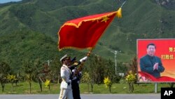 资料照：仪仗队为大阅兵在中国国家主席习近平的画像前进行演习操练 （2015年8月22日）