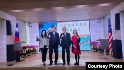 駐美國台北經濟文化代表處代表俞大㵢(左2)與駐三藩市台北經濟文化辦事處處長賴銘琪(左3）主持台灣政府在三藩市自購的辦事處大樓開幕儀式。(2025年2月27日，駐美國台北經濟文化代表處提供）