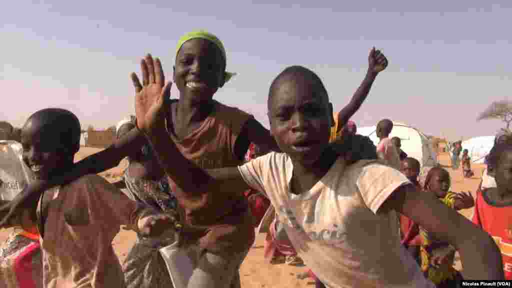 Children run after VOA's car in Assaga camp, Niger, March 3, 2016. (N. Pinault/VOA)