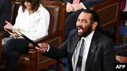 Demokratski kongresmen iz Teksasa Al Grin vikao je i mahao štapom tokom obraćanja Donalda Trampa u Kongresu (Saul LOEB / AFP)