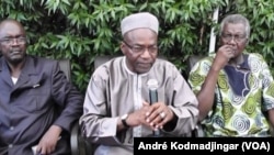 Les opposants tchadien, Saleh Keabo au mieux, Gali Gata Ngoté à droite et le representant de Laoukein Medar à gauche. (André Kodmadjingar/VOA)