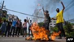 ក្រុមអ្នកតវ៉ាប្រឆាំងរដ្ឋប្រហារយោធាមីយ៉ាន់ម៉ា ប្រមូលផ្តុំគ្នាតវ៉ាដុតសៀវភៅរដ្ឋធម្មនុញ្ញមីយ៉ាន់ម៉ាឆ្នាំ ២០០៨ នៅភូមិ Okkalapa ខាងត្បូង ក្នុងក្រុងរ៉ង់ហ្គូន មីយ៉ាន់ម៉ា ថ្ងៃទី ១ ខែមេសា ឆ្នាំ ២០២១។