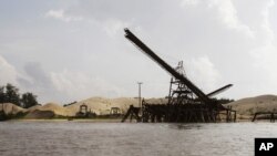 រូបឯកសារ៖ រូបថត​បង្ហាញ​ពី​កន្លែង​បូម​ខ្សាច់​មួយ​ខាង​ក្រៅ​ខេត្ត​កោះកុង ប្រទេស​កម្ពុជា។