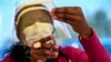 Un agent de santé prépare une dose du vaccin Pfizer contre le coronavirus à l'Orange Farm Clinic près de Johannesburg le 25 mai 2021.