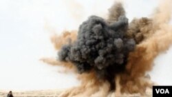 Un combatiente de la oposición corre cerca del lugar donde uno de los aviones de las fuerzas de Gadhafi lanzó una bomba en los ataques contra Brega.