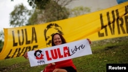 Una seguidora del expresidente de Brasil, Luiz Inácio Lula da Silva, afuera de la Corte Superior de Justicia del país, sostiene un cartel que pide la liberación de Lula, el martes 23 de abril de 2019.