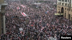 Njerëzit e mbledhur në Sheshin e Pavarësisë në Minsk, Bjellorusi (23 gusht 2020)