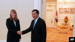 លោកស្រី រ៉ូណា ស្មីត (Rhona Smith) អ្នក​រាយការណ៍​ពិសេស​របស់​អង្គការ​សហប្រជាជាតិអំពី​សិទ្ធិមនុស្ស​នៅ​កម្ពុជា ថត​រូប​ជាមួយ​នឹង​លោក​នាយក​រដ្ឋ​មន្ត្រី ហ៊ុន សែន ក្នុង​ជំនួប​មួយ​នៅ​ឯ​វិមាន​សន្តិភាពនៅ​រាជធានី​ភ្នំពេញ កាល​ពី​ថ្ងៃច័ន្ទ ទី២១ ខែ​កញ្ញា ឆ្នាំ២០១៥។ លោកស្រី រ៉ូណា ស្មីត​ បាន​ជួប​ជាមួយ​នឹង​លោក​ ហ៊ុន សែន​ ក្នុង​អំឡុង​ដំណើរ​ទស្សនកិច្ច​ដំបូង​បង្អស់​របស់​លោក​ស្រី​មក​កាន់​ប្រទេស​កម្ពុជា ក្រោយ​ពេល​ដែល​លោក​ស្រី​បាន​កាន់​តំណែង​នេះជំនួសលោក សូរិយា ប្រាសាទ​ស៊ូប៊េឌី។ (AP/ហេង ស៊ីនិត)