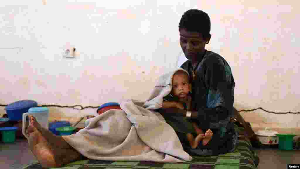 ሲርያል የጤና ጥበቃ ማእከል ውስጥ እናት ልጇን እየንተከባከበች 