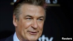 El presentador Alec Baldwin llega a la 2.ª edición anual de los honores de la NFL en Nueva Orleans, EEUU, el 2 de febrero de 2013.