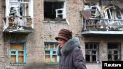 Jedna od preostalih stanovnica Časiv Jara, fotografisana 12. aprila 2023. godine. (Rojters/Kai Pfaffenbach)