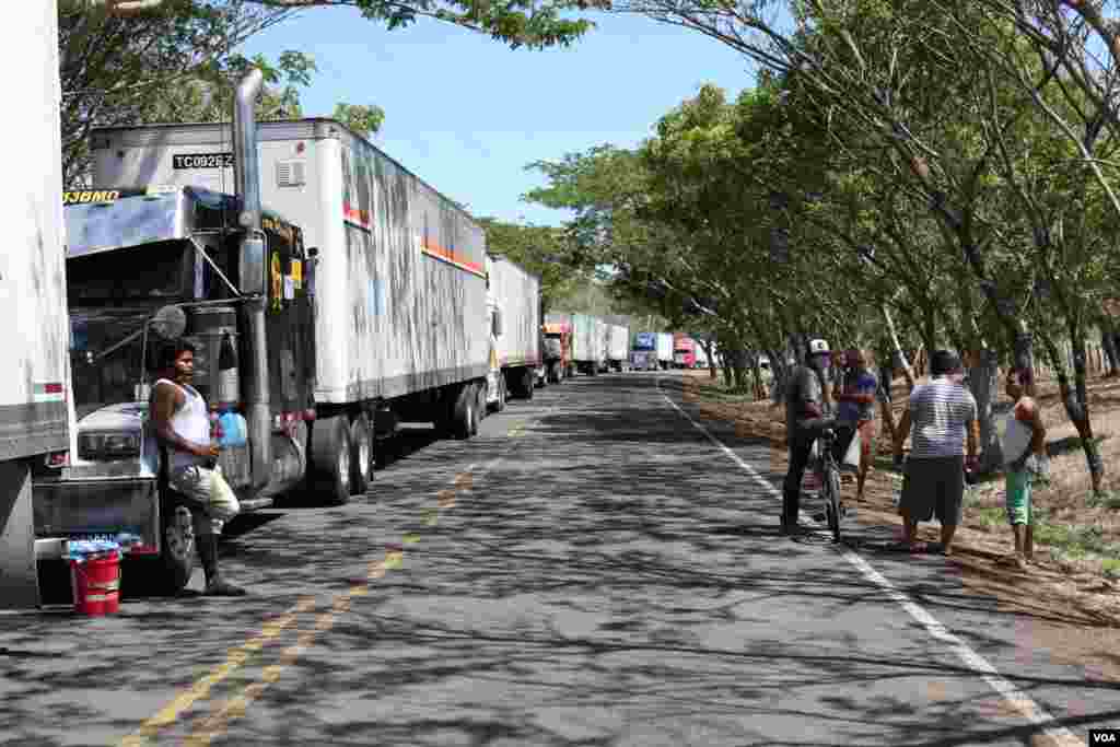 Se calcula que la fila de camiones varados en el lado nicaragüense de la frontera con Costa Rica se extiende por 30 kilómetros.