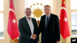 Arhiva - Turski predsednik Rečep Tajip Erdogan, desno, rukuje se sa šefom Hamasa Ismailom Hanijehom, pred sastanak u Istanbulu, 1. februara 2020.