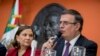 El canciller de México, Marcelo Ebrard, derecha, acompañado por la embajadora mexicana en Estados Unidos, Martha Bárcena, durante una conferencia de prensa en la sede diplomática, en Washington, Junio 3, 2019.