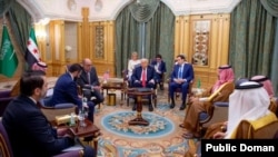 美国总统特朗普、叙利亚临时总统沙拉与沙特王储撒勒曼在利雅得会晤。(2025年5月14日)