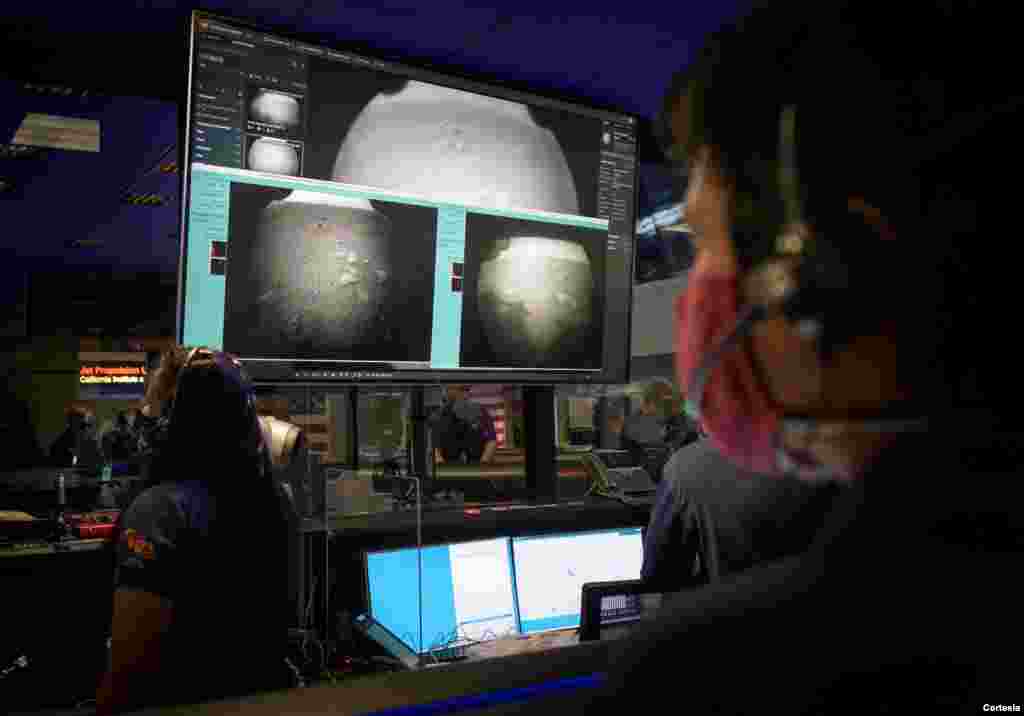 Equipo del rover observa desde la sala de control del Laboratorio de Propulsión a Chorro de la NASA en el sur de California mientras llegan las primeras imágenes, momentos después de que la nave espacial aterrizara. [NASA / Bill Ingalls]