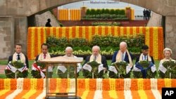 حضور برخی از سران کشورهای عضو گروه-۲۰ در بنای یادبود ماهاتما گاندی در دهلی‌نو، هند 