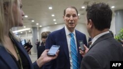 El senador estadounidense Ron Wyden, demócrata de Oregón, habla con los periodistas mientras camina hacia la cámara para votar en el Capitolio en Washington. Foto de archivo.