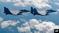 南韓空軍F-15K戰鬥機在與美國聯合演習期間投下炸彈。