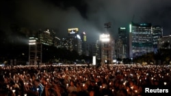 成千上万的香港民众聚集在维多利亚公园纪念八九六四民主运动被镇压30周年(2019年6月4日)