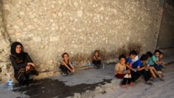 لبنان میں پناہ گزین شامی وہاں جاری لڑائی کی وجہ سے اپنے آبائی ملک لوٹ رہے ہیں جہاں ایک خاندان شمالی ادلیب صوبے کے پانچ دن کے سفر کے بعد 4 اکتوبر 2024 کو قاہ نامی قصبے میں ایک عارضی پناہ گاہ میں سستا رہا ہے۔