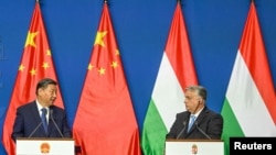 El primer ministro húngaro, Viktor Orban, y el presidente chino, Xi Jinping, celebran una conferencia de prensa conjunta en el monasterio carmelita de Budapest, Hungría, el 9 de mayo de 2024. Szilard Koszticsak/Pool vía REUTERS
