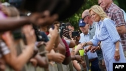 El presidente de EEUU, Joe Biden, y la primera dama, Jill Biden, recorren el área de Live Oak, en la Florida, donde azóto el huracán Idalia, el 2 de septiembre de 2023.