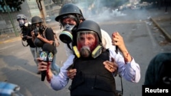 2019 年 5 月 1 日，在加拉加斯舉行的反對委內瑞拉總統尼古拉斯·馬杜羅政府和紀念五一節的集會上，一名受傷的媒體成員被帶走。(資料圖片)