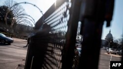 Un soldado de la Guardia Nacional de EE. UU. protege una entrada al área del Capitolio en Washington, DC, el 4 de marzo de 2021.