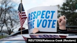 Karavan vozila demonstranata koji je pozivao Birački odbor da potvrdi rezultate glasanja u Mičigenu (Foto: REUTERS/Rebecca Cook)