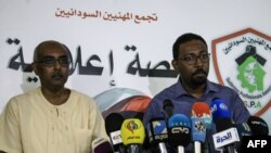 Rashid al-Sayed (à gauche) et Amjad Farid (à droite), porte-paroles du mouvement de protestation, s'adressent à la presse à Khartoum, la capitale soudanaise, le 27 avril 2019.
