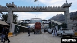 د افغانستان او پاکستان د کاروباريانو او تاجرانو ګډ چيمبرز مشر خان جان الکوزي وي او ای ډيوه ته وويل د افغانستان د تجارت غټه برخه د معدنياتو ده چې پکې کوله، مرمر، کرومايټ او ټالک چې افغانان يې په شو کاڼي يادوي په چين او پاکستان خرڅيږي