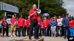 Predsednik Džo Bajden sluša govor predsednika sindikata Ujedinjenih automobilskih radnika Šona Fejna u Mičigenu, 26. septembra 2023. (Foto: AP/Evan Vucci)