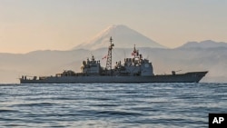 2014年11月22日美國提康德羅加級導彈巡洋艦安提坦號(CG 54)為支援印度-亞太地區的安全與穩定在日本富士山附近海域航行。