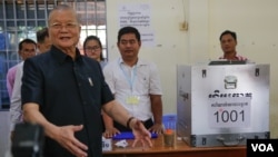 រូបឯកសារ៖ ប្រធាន​គណៈ​កម្មាធិការ​ជាតិ​រៀប​ចំ​ការ​បោះ​ឆ្នោត ​លោក ​ស៊ិក ​ប៊ុនហុក ​បង្ហាញ​ហិប​ឆ្នោត​ដែល​ជា​ជំនួយ​របស់​រដ្ឋា​ភិបាល​​ជប៉ុន​ដល់​ក្រុម​អ្នក​សារ​ព័ត៌មាន ​ក្នុង​ការិយាល័យ​បោះ​ឆ្នោត​ព្រឹទ្ធ​សភា​មួយ​នៅ​ភ្នំពេញ ​កាល​ពី​ថ្ងៃទី២៥ ​ខែកុម្ភៈ ​ឆ្នាំ២០១៨។ 