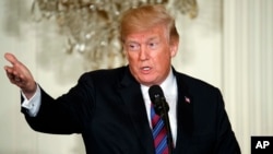 El presidente Donald Trump volvió a culpar a los demócratas del retraso en construir el muro en la frontera con México.