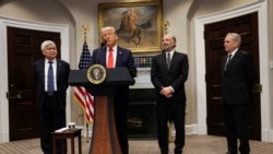 美國總統特朗普在白宮宣佈台灣積體電路製造公司將在美國新增1000億美元投資，左一為台積電公司董事長及執行長魏哲家。 (2025年3月3日)