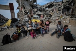 Ismael Mohammed, miaka 47, na familia yake, waliokoseshwa makazi upande wa kusini mwa Gaza wakiwa njiani kurejea katika nyumba zao zilizoharibiwa kabisa wakati ambapo sitisho la mapigano kati ya Hamas na Israel likiendelea, huko Gaza City, Januari 28, 2025.