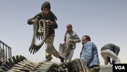 Rebeldes libios se reabastecen de munniciones en la defensa de la ciudad de Ajdabiya.