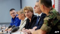 La presidenta suiza, Viola Amherd, en el centro, habla durante una conferencia de prensa antes de la conferencia de paz sobre Ucrania organizada por Suiza, en Berna el 10 de junio de 2024.
