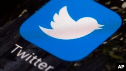 រូបឯកសារ៖ កម្មវិធី​ Twitter នៅលើទូរសព្ទស្មាតហ្វូន។ (AP Photo/Matt Rourkeឳ