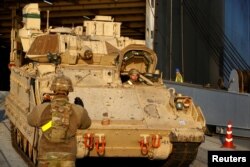 Arhiva - Američko oklopno vozilo Bredli iskrcava se iz broda tokom vojne žebe u Rigi, Litvanija, 16. oktobra 2016.