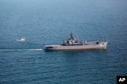 Na ovoj fotografiji koju je 22. februara 2025. dostavila iranska vojska, helikopter se približava plovilu tokom vežbe u Omanskom zalivu i Indijskom okeanu.