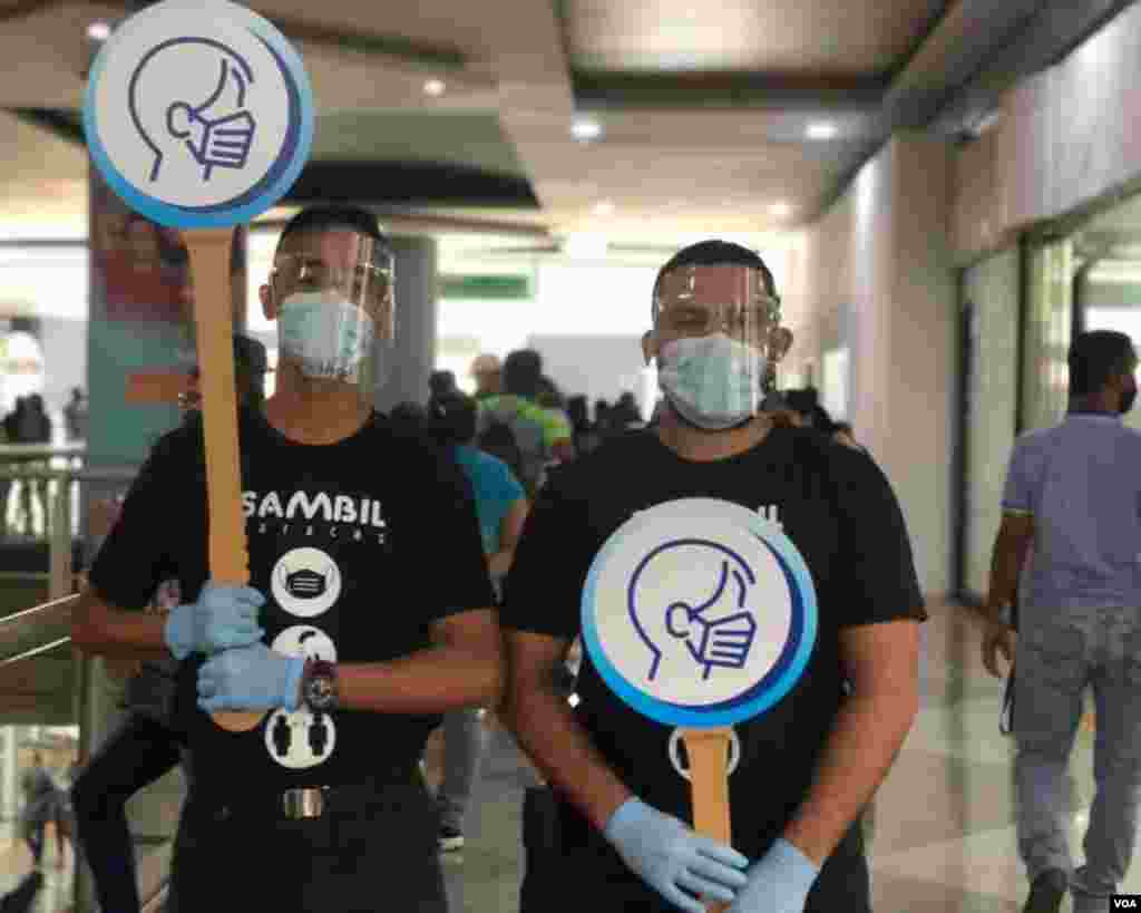 Los centros comerciales visitados mantuvieron sus protocolos de bioseguridad ya establecidos y la mayoría de las tiendas tenía, además, un límite reducido de aforo. Foto: Fabiana Rondón - VOA.
