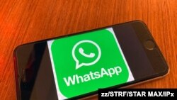 Imagen del logotipo corporativo de Wahatsapp en un iphone 6s. [Foto de archivo]