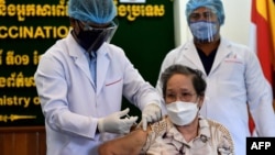 រូប​ឯកសារ៖​ មន្ត្រីម្នាក់ប្រចាំក្រសួងព័ត៌មានទទួលចាក់វ៉ាក់សាំងបង្ការជំងឺកូវីដ១៩ ស៊ីណូវ៉ាក់ (Sinovac) របស់ចិន នៅក្រសួងព័ត៌មាន ក្នុងរាជធានីភ្នំពេញ កាលពីថ្ងៃទី ១ ខែមេសា ឆ្នាំ ២០២១។ (AFP)