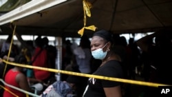 Migrantes haitianos abordan un bote hacia Capurganá, cerca de la frontera con Panamá, el miércoles 28 de julio de 2021, en Necoclí, Colombia.