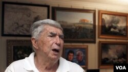 Posada enfrenta 11 cargos de perjurio, obstrucción y el fraude de inmigración.