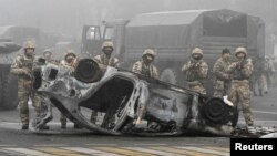 ក្រុម​ទាហាន​ឈរ​ជើង​នៅ​ទីតាំង​ធ្វើបាតុកម្ម​ប្រឆាំង​រដ្ឋាភិបាល​នៅ​ទីក្រុង Almaty ប្រទេស​កាហ្សាក់ស្ថាន​នៅថ្ងៃទី៦ ខែមករា​ ឆ្នាំ២០២២។ (Reuters)